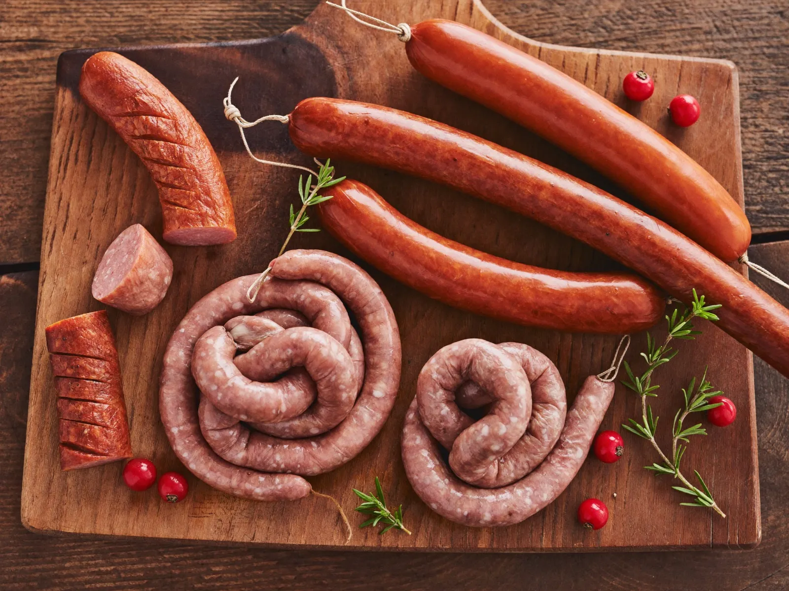 Frische Fleisch- und Wurstwaren auf dem Holzbrett