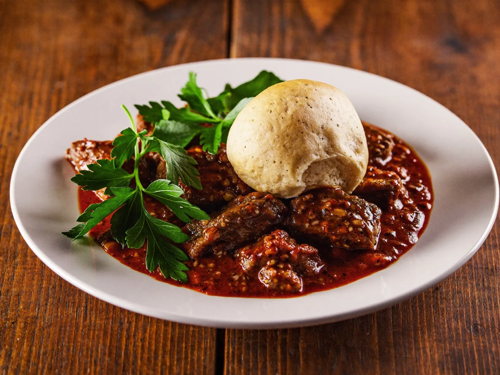 Feinstes hausgemachtes Gulasch mit Petersilie